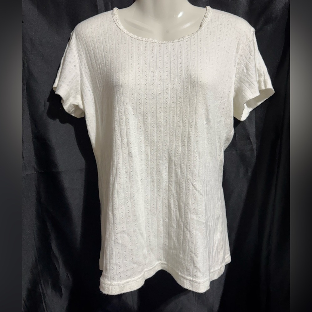 EUC White Textured Short Sleeved Top by Modern Essentials Collection, Sz Medium